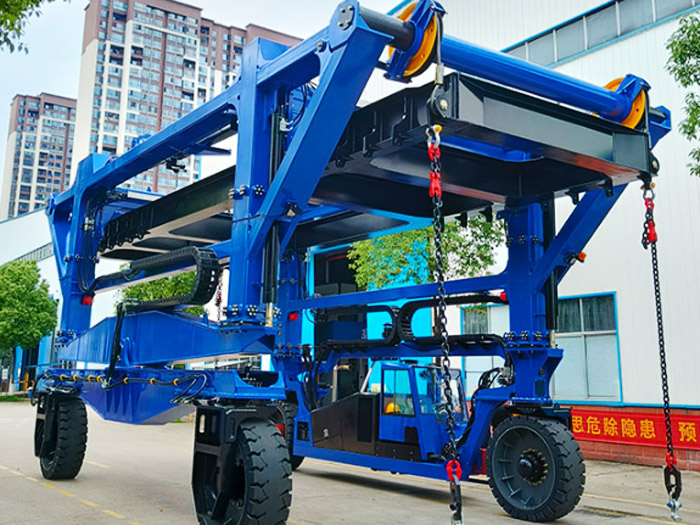 一体式集装箱跨运车